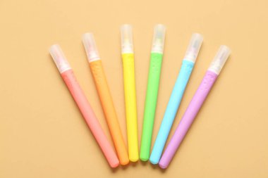 Bej arka planda keçeli kalemler. LGBTQ kavramı