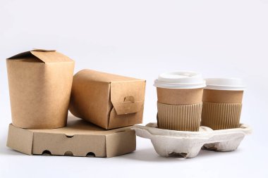 Paketlenmiş kağıt bardaklar ve kutular beyaz arkaplanda