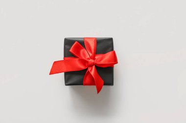 Beyaz arka planda hediye kutusu. Kara Cuma