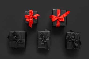 Karanlık arka planda bir sürü hediye kutusu var. Kara Cuma