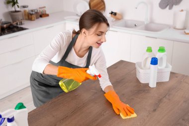 Mutfakta temizlik yapan kadın hademe.