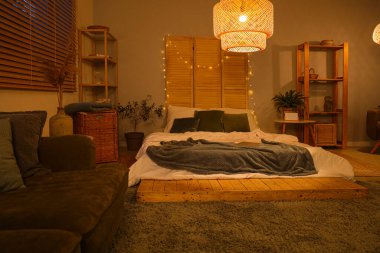 Geceleri parlayan ışıklar ve bitkilerle dolu yatak odasının içi.