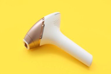 Sarı arkaplanda modern fotoepilatör