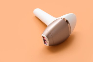 Renk arkaplanı üzerine modern fotoepilatör