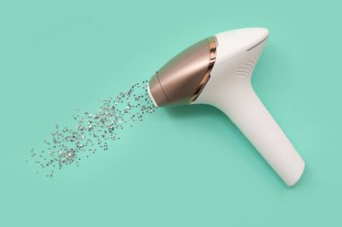 Renk arkaplanındaki modern fotoepilatör ve pullar