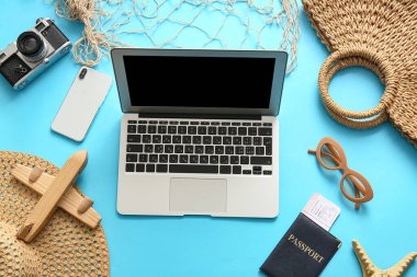 Modern cihazlara sahip kompozisyon, plaj aksesuarları ve renkli arka planda pasaport