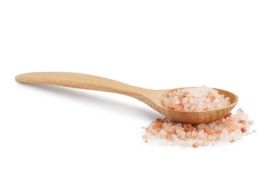Beyaz zemin üzerinde Himalaya tuzu olan tahta kaşık.