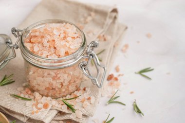 Beyaz arka planda Himalaya pembe tuzu ve biberiyesi olan kavanoz.