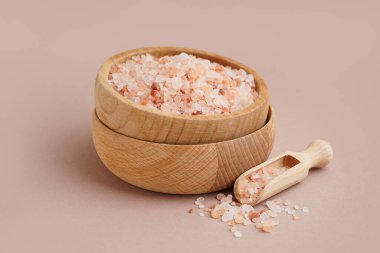 Tahta kase ve kepçe ile Himalaya pembe tuzu kahverengi arka planda