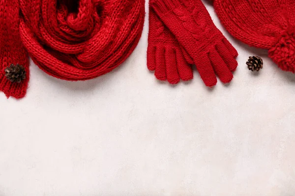 Czerwone Dziane Rękawiczki Ciepłym Szalikiem Czapką Szyszkami Białym Tle Grunge — Zdjęcie stockowe