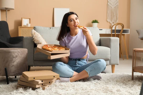 Mujer Joven Comiendo Pedazo Pizza Sabrosa Casa — Foto de Stock