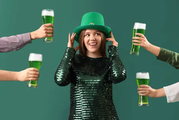 Mujer Joven Manos Con Cerveza Sobre Fondo Verde Celebración Del — Foto de Stock