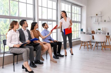 Başvuru sahiplerinden özgeçmiş alan insan kaynakları yöneticisi