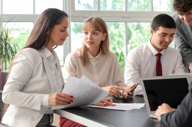 Ofiste çalışan bir grup iş danışmanı