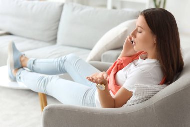 İzin gününde cep telefonuyla konuşan genç bir kadın.