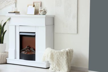 Işık duvarının yanında şık bir şömine