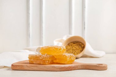 Hafif arka planda bal petekleri olan ahşap tahta bir tahta.