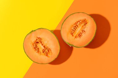 Renkli arkaplanda tatlı karpuz yarıları