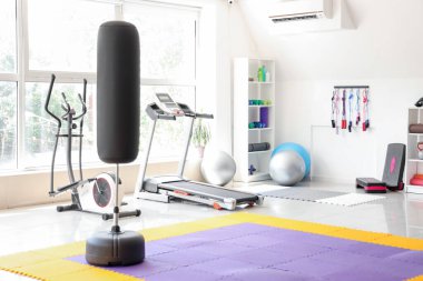 Spor salonunun içinde farklı modern spor aletleri var.