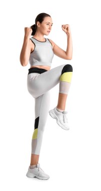 Beyaz arka planda eğitim gören genç bir kadın. Nefsi müdafa kavramı