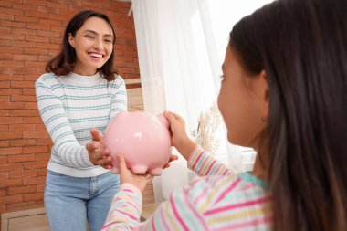 Kumbaralı küçük kız ve annesi evde.