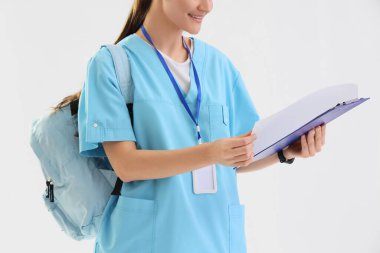 Beyaz arka planda panosu olan kadın stajyer, yakın plan.