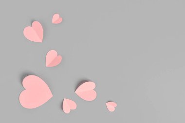 Gri arka plan üzerinde kağıt Kalpler