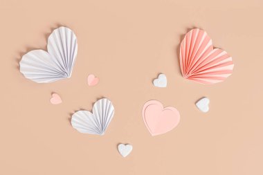 Kağıt ve keçeli kalpler bej arka planda