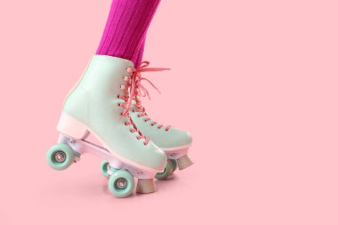 Pembe arka planda patenli kadın bacakları