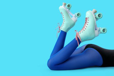 Mavi arka planda patenli kadın bacakları