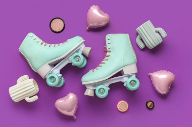 Paten, kozmetik ürünler ve mor zemin üzerinde balonlar olan kompozisyon