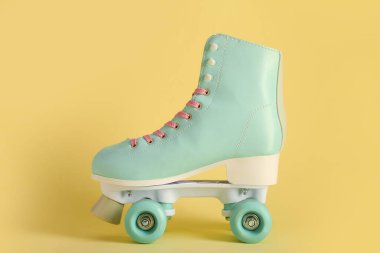 Bej arkaplanda klasik paten