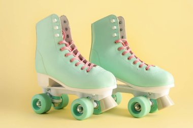 Bej arka planda bir çift eski paten.