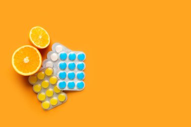 Boğaz ağrısı için ilaç. Arka planda limon ve turuncu.