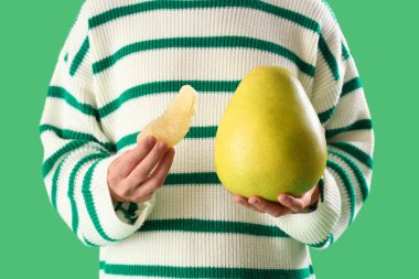 Yeşil arka planı olan genç bir adam, yakın plan.