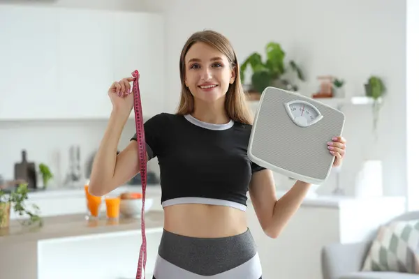 Mulher Bonita Com Fita Métrica Balanças Cozinha Conceito Perda Peso — Fotografia de Stock
