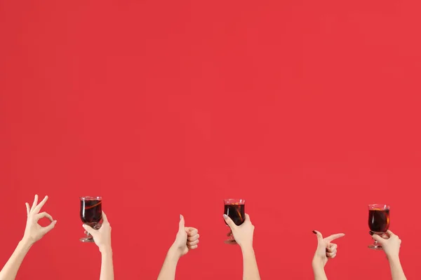 Weibliche Hände Mit Gläsern Warmen Glühweins Auf Rotem Hintergrund — Stockfoto