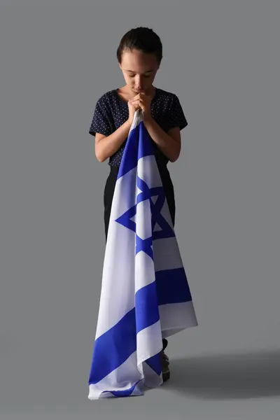 Little Jewish Girl Flag Israel Praying Grey Background International Holocaust — Stock Photo, Image