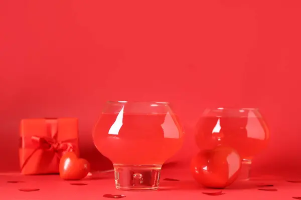 Verres Cocktail Savoureux Avec Des Coeurs Sur Fond Rouge Gros — Photo