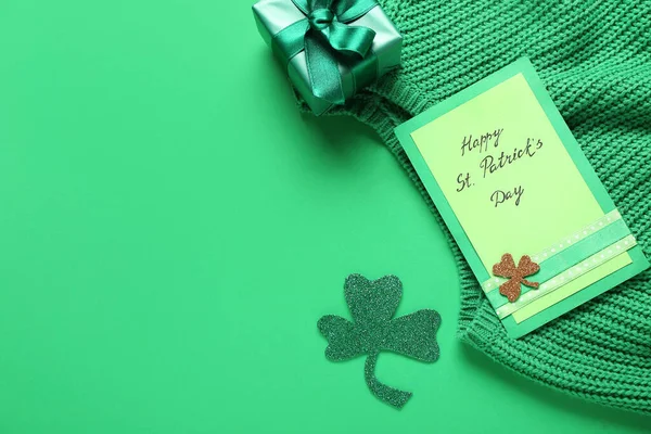 Открытка Текстом Happy Patrick Day Подарочная Коробка Свитер Зеленом Фоне — стоковое фото