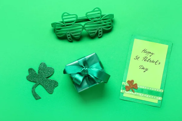 Карточка Текстом Happy Patrick Day Коробка Подарков Очки Зеленом Фоне — стоковое фото