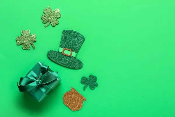 Бумажный Клевер Шляпе Лепрекона Подарочная Коробка Зеленом Фоне Празднование Дня — стоковое фото