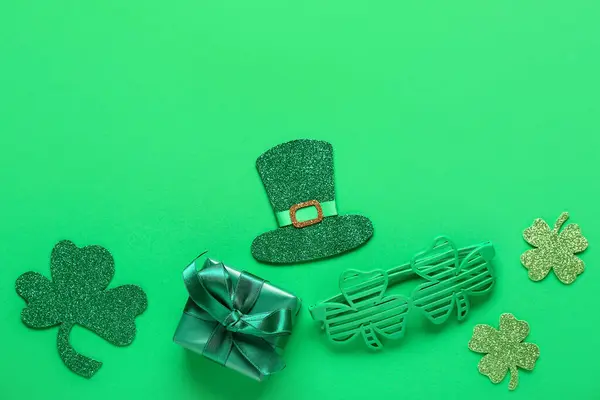 Бумажный Клевер Шляпе Лепрекона Подарочной Коробке Пластиковых Очках Зеленом Фоне — стоковое фото
