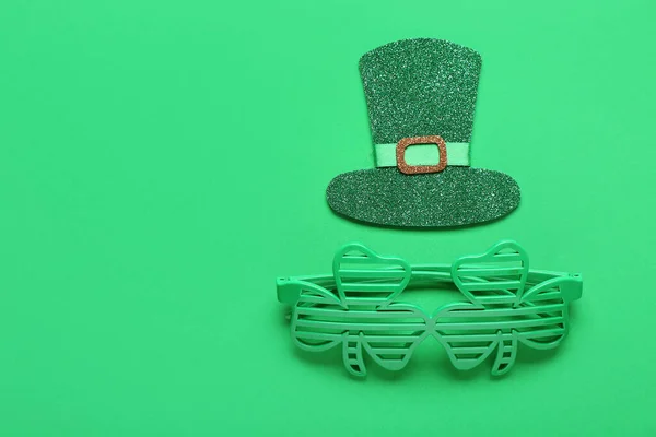 Papierhut Und Plastikbrille Auf Grünem Hintergrund Patrick Day Feier — Stockfoto