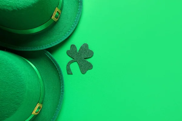 Бумажный Клевер Шляпах Лепрекона Зеленом Фоне Празднование Дня Святого Патрика — стоковое фото