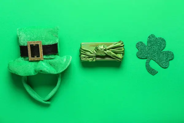 Подарочная Коробка Лепреконовой Шляпой Клевером Зеленом Фоне Празднование Дня Святого — стоковое фото