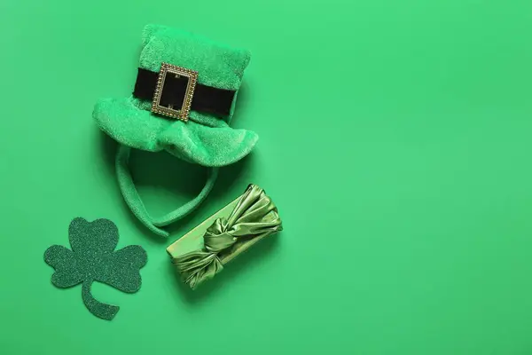 Подарочная Коробка Лепреконовой Шляпой Клевером Зеленом Фоне Празднование Дня Святого — стоковое фото