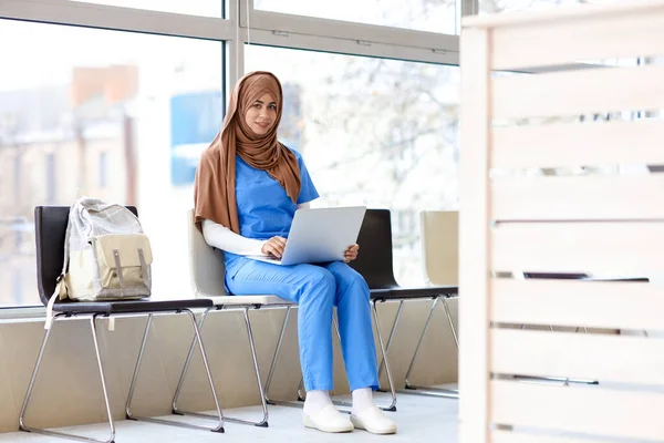 Pasante Médica Musulmana Usando Laptop Clínica —  Fotos de Stock