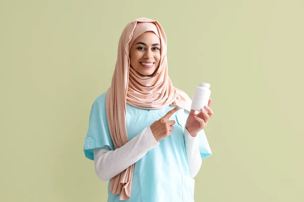 Žena Muslimská Lékařská Stážistka Ukazuje Pilulku Láhev Zeleném Pozadí — Stock fotografie