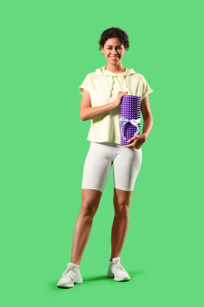 Ung Afro Amerikansk Kvinna Sportkläder Med Gåva Kropp Roller Grön — Stockfoto